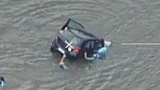 انقاذ امرأة قبل ثانية من غرق سيارتها.. فيديو صورة رقم 3