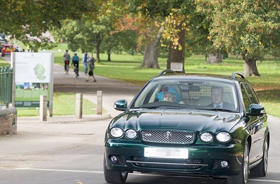 بالصور الملكة إليزابيث تخالف القانون وتقود سيارتها بدون ربط حزام الأمان صورة رقم 4