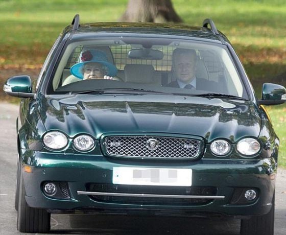 بالصور الملكة إليزابيث تخالف القانون وتقود سيارتها بدون ربط حزام الأمان صورة رقم 2
