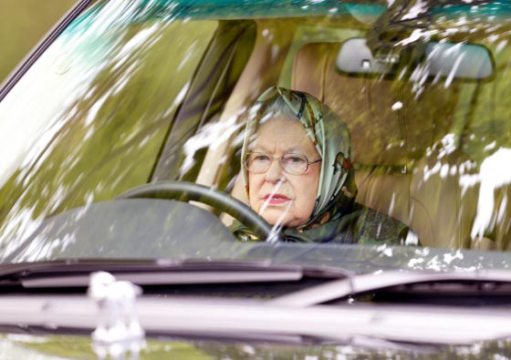 بالصور الملكة إليزابيث تخالف القانون وتقود سيارتها بدون ربط حزام الأمان صورة رقم 6