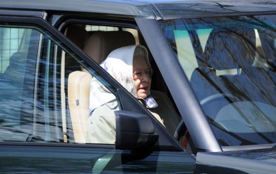 بالصور الملكة إليزابيث تخالف القانون وتقود سيارتها بدون ربط حزام الأمان صورة رقم 5