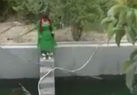 موقف محرج لمذيعة كردية عند سقوطها في حوض مياه! فيديو صورة رقم 1