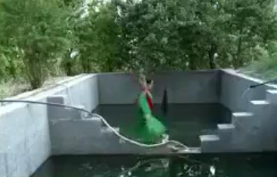موقف محرج لمذيعة كردية عند سقوطها في حوض مياه! فيديو صورة رقم 2
