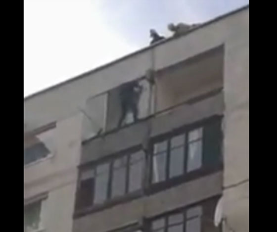 فيديو صادم.. شاهدوا لحظة انتحار فتاة بالقفز من الطابق التاسع صورة رقم 1