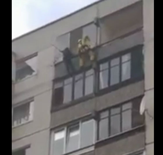 فيديو صادم.. شاهدوا لحظة انتحار فتاة بالقفز من الطابق التاسع صورة رقم 2