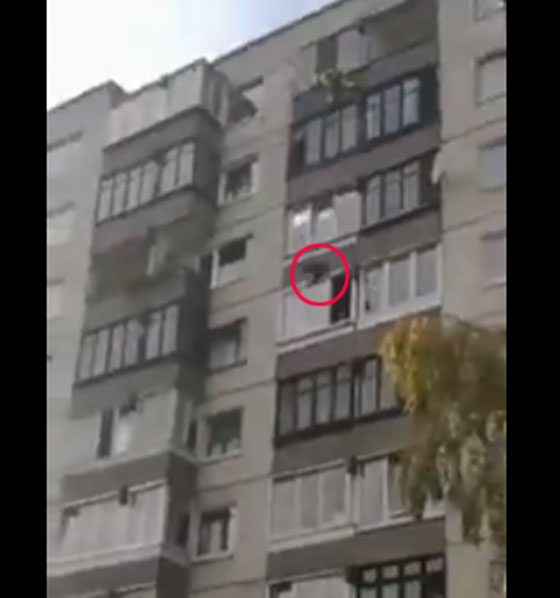 فيديو صادم.. شاهدوا لحظة انتحار فتاة بالقفز من الطابق التاسع صورة رقم 3