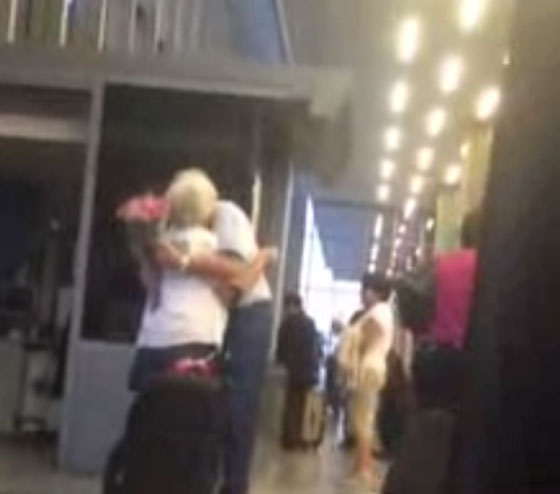 الحب يعيش الى الابد.. فيديو رجل مسن يستقبل زوجته في المطار بالورود والشوكولاتة صورة رقم 3