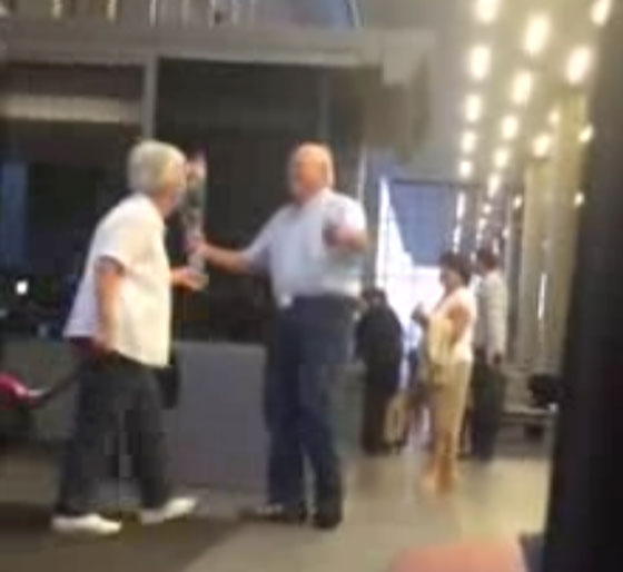 الحب يعيش الى الابد.. فيديو رجل مسن يستقبل زوجته في المطار بالورود والشوكولاتة صورة رقم 2