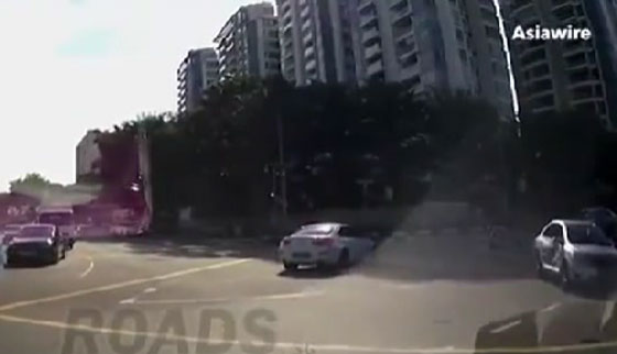 بالفيديو.. سيارة شبح ظهرت فجأة وتسببت في حادث غريب صورة رقم 3