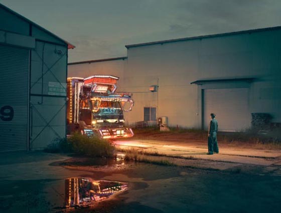رجال الشاحنات: صور مذهلة لشاحنات مزينة بالقش والأضواء المميزة صورة رقم 2
