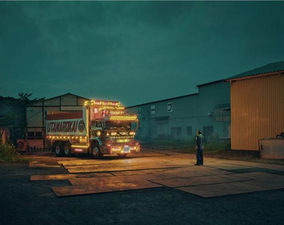 رجال الشاحنات: صور مذهلة لشاحنات مزينة بالقش والأضواء المميزة صورة رقم 3