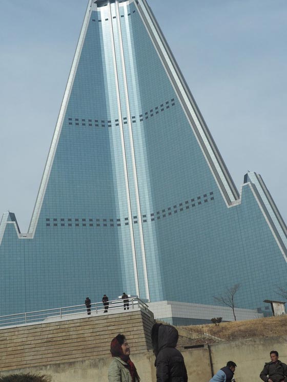 بعد ثلاثة عقود لبنائه.. كوريا الشمالية ستفتتح (فندق الموت) في بيونغ يانغ صورة رقم 4
