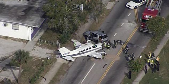 فيديو حادث غريب.. طائرة تهبط على سيارة وتثير الرعب بولاية فلوريدا  صورة رقم 1