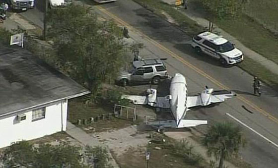 فيديو حادث غريب.. طائرة تهبط على سيارة وتثير الرعب بولاية فلوريدا  صورة رقم 2