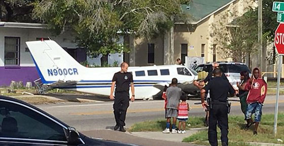 فيديو حادث غريب.. طائرة تهبط على سيارة وتثير الرعب بولاية فلوريدا  صورة رقم 3