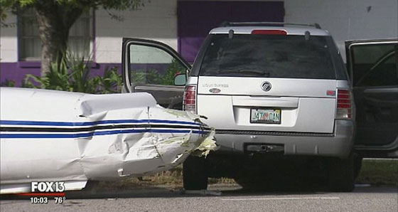 فيديو حادث غريب.. طائرة تهبط على سيارة وتثير الرعب بولاية فلوريدا  صورة رقم 4