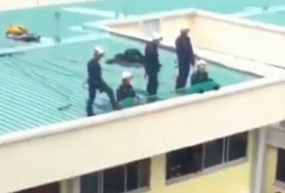 فيديو صادم..  إنقاذ شاب حاول الانتحار من أعلى بناية صورة رقم 1
