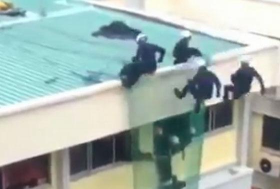 فيديو صادم..  إنقاذ شاب حاول الانتحار من أعلى بناية صورة رقم 2