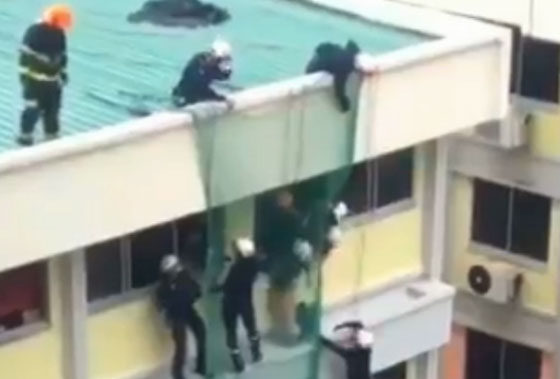 فيديو صادم..  إنقاذ شاب حاول الانتحار من أعلى بناية صورة رقم 3