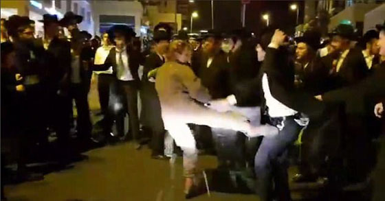 بالفيديو.. شاهدوا جندية إسرائيلية تهاجم متظاهرين بقتال كاراتيه صورة رقم 1