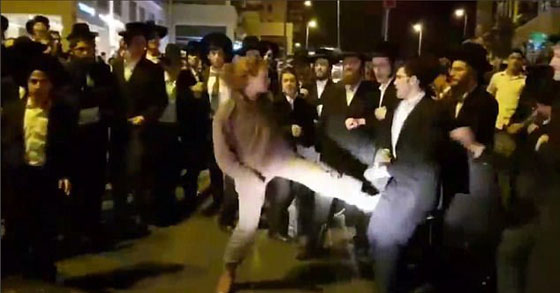 بالفيديو.. شاهدوا جندية إسرائيلية تهاجم متظاهرين بقتال كاراتيه صورة رقم 2