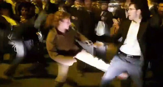بالفيديو.. شاهدوا جندية إسرائيلية تهاجم متظاهرين بقتال كاراتيه صورة رقم 3