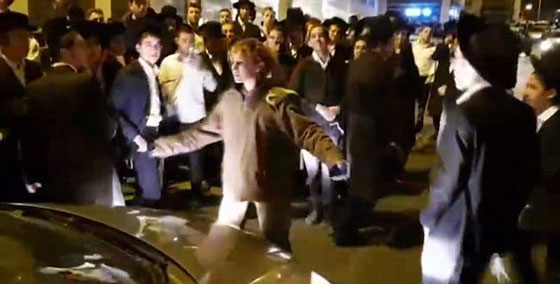بالفيديو.. شاهدوا جندية إسرائيلية تهاجم متظاهرين بقتال كاراتيه صورة رقم 4