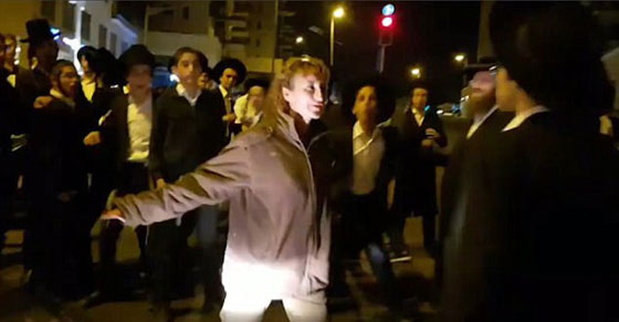 بالفيديو.. شاهدوا جندية إسرائيلية تهاجم متظاهرين بقتال كاراتيه صورة رقم 5