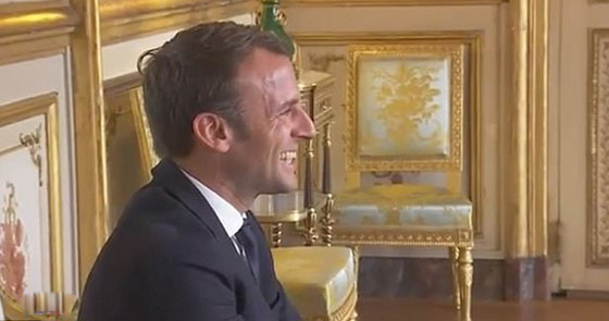 بالفيديو.. كلب  الرئيس الفرنسي يحرجه خلال اجتماعه بحكومته صورة رقم 5