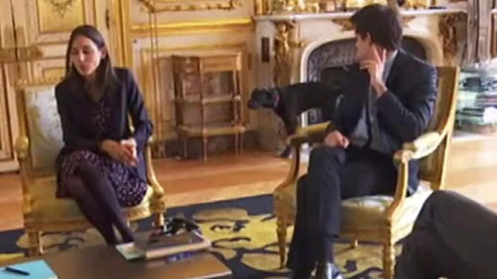 بالفيديو.. كلب  الرئيس الفرنسي يحرجه خلال اجتماعه بحكومته صورة رقم 2