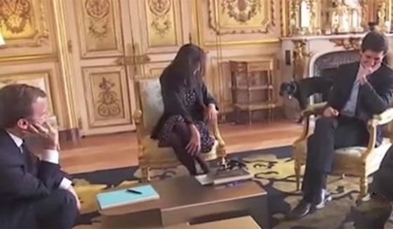 بالفيديو.. كلب  الرئيس الفرنسي يحرجه خلال اجتماعه بحكومته صورة رقم 3