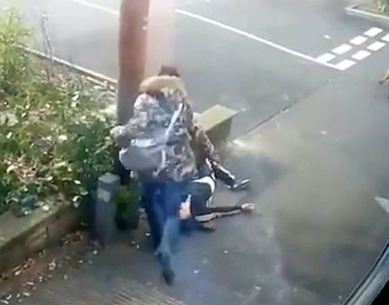 فيديو صادم.. رجل يركل رأس امرأة فقدت وعيها في الشارع صورة رقم 1