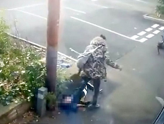 فيديو صادم.. رجل يركل رأس امرأة فقدت وعيها في الشارع صورة رقم 2