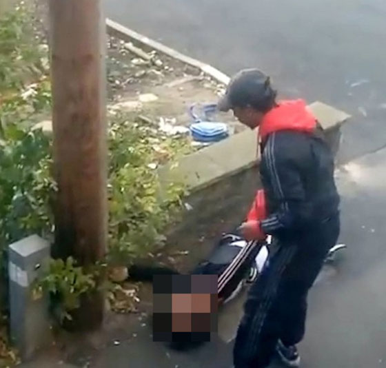 فيديو صادم.. رجل يركل رأس امرأة فقدت وعيها في الشارع صورة رقم 5