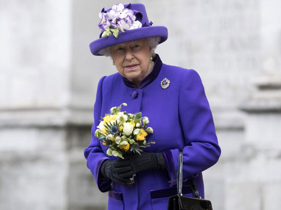 الملكة إليزابيث لا تحمل النقود إلا يوماً واحداً بالأسبوع صورة رقم 1