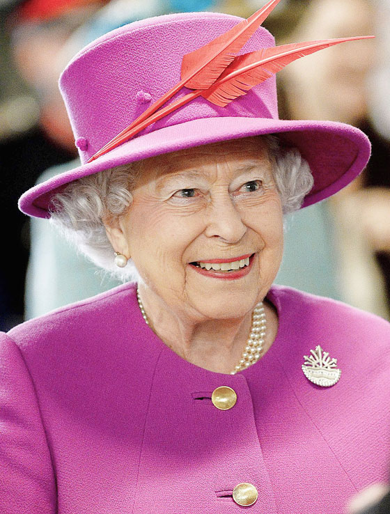 الملكة إليزابيث لا تحمل النقود إلا يوماً واحداً بالأسبوع صورة رقم 7