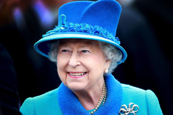 الملكة إليزابيث لا تحمل النقود إلا يوماً واحداً بالأسبوع صورة رقم 11