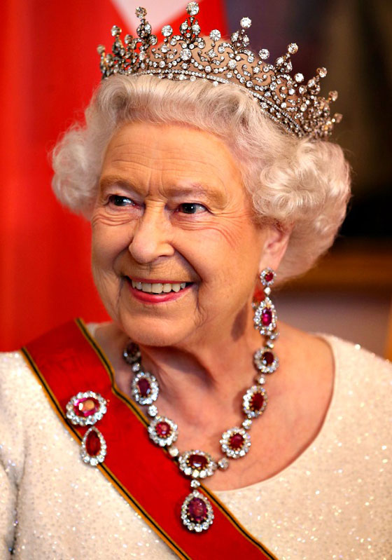 الملكة إليزابيث لا تحمل النقود إلا يوماً واحداً بالأسبوع صورة رقم 10