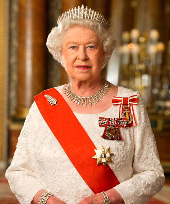 الملكة إليزابيث لا تحمل النقود إلا يوماً واحداً بالأسبوع صورة رقم 12