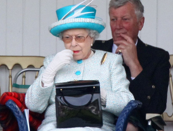 الملكة إليزابيث لا تحمل النقود إلا يوماً واحداً بالأسبوع صورة رقم 3
