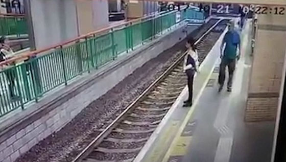 فيديو صادم.. رجل يدفع فتاة على قضبان القطار ويكمل طريقة صورة رقم 1