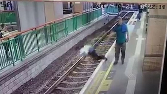فيديو صادم.. رجل يدفع فتاة على قضبان القطار ويكمل طريقة صورة رقم 3