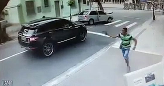 سرقة سيارة لاعب كرة قدم شهير في هجوم مسلح وخاطف! فيديو صورة رقم 3