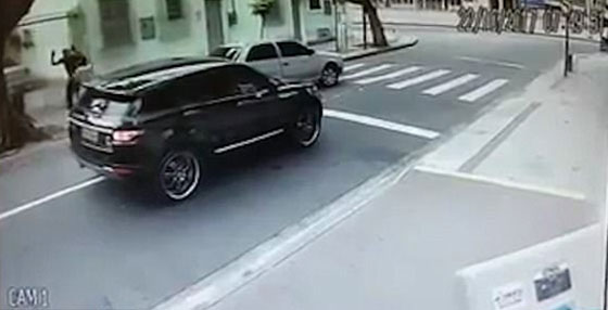 سرقة سيارة لاعب كرة قدم شهير في هجوم مسلح وخاطف! فيديو صورة رقم 4