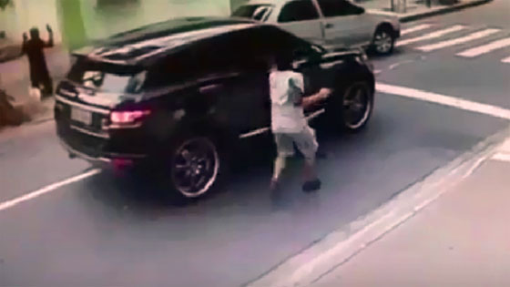 سرقة سيارة لاعب كرة قدم شهير في هجوم مسلح وخاطف! فيديو صورة رقم 5