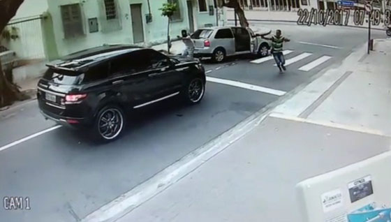 سرقة سيارة لاعب كرة قدم شهير في هجوم مسلح وخاطف! فيديو صورة رقم 2
