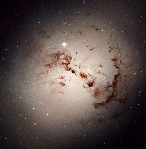 علماء فلكيون يكشفون صورا جديدة لمجرة وجه الله صورة رقم 2