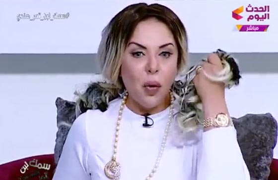 مذيعة مصرية تقص شعرها على الهواء للثأر للشرطة القتلى! فيديو صورة رقم 3