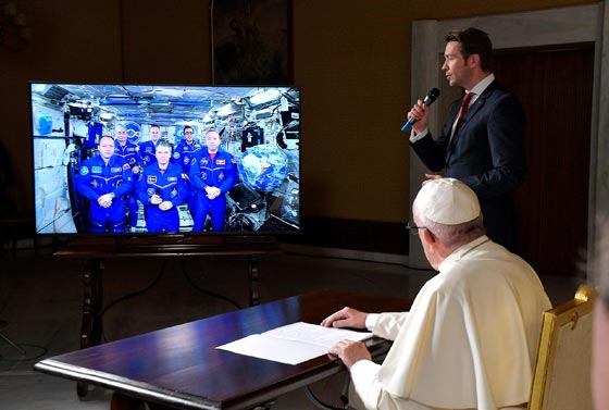 بالفيديو.. البابا فرانسيس يزور الفضاء الخارجي ويتحدث إلى رواد المحطة الفضائية صورة رقم 1