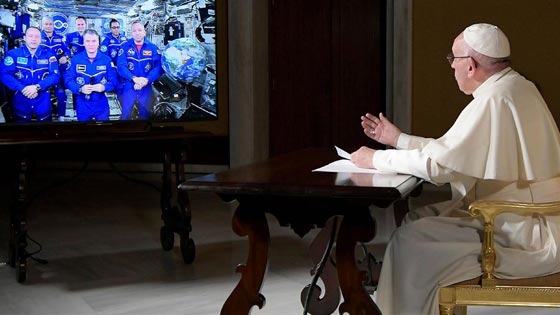 بالفيديو.. البابا فرانسيس يزور الفضاء الخارجي ويتحدث إلى رواد المحطة الفضائية صورة رقم 2